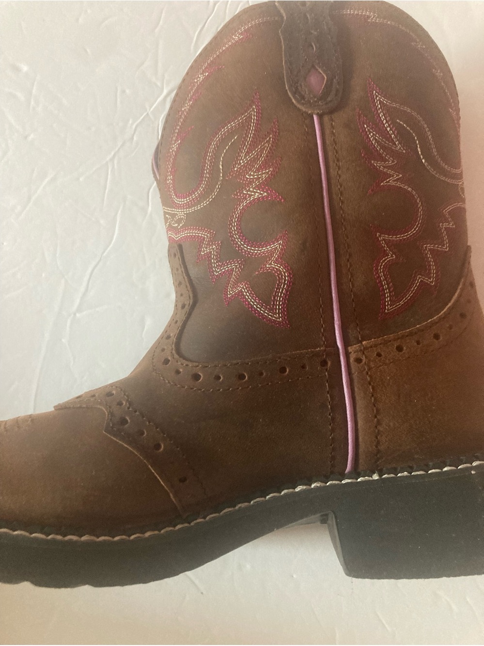 Justin Ladies SZ 7B Brown Leather Western Boots with Prominent Pink Stitching